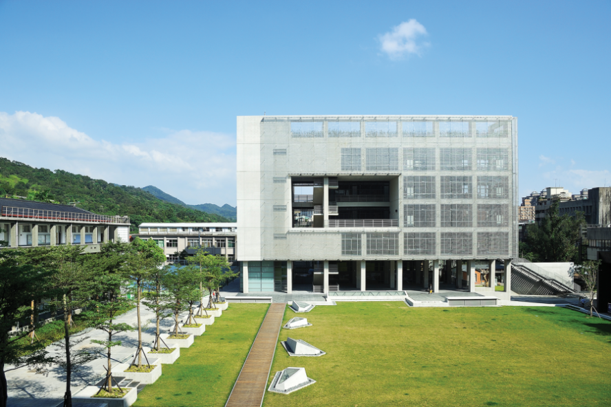 dai hoc thuc tien 900x600 1 1